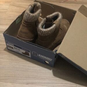 New in box Khombu boots